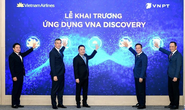 Lãnh đạo Vietnam Airline và VNPT nhấn nút khai trương ứng dụng VNA Discovery